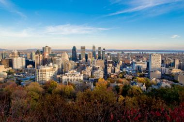 Mont-Royal parc açısından parlak mavi gökyüzü ile sonbaharın sonunda Montreal manzarası.