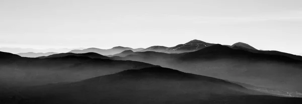在萨顿的山景观 黑白相间的背景薄雾 — 图库照片