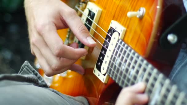 Close Footage Guitar Player Doing Arpeggio Sunny Day Parc — Stock Video