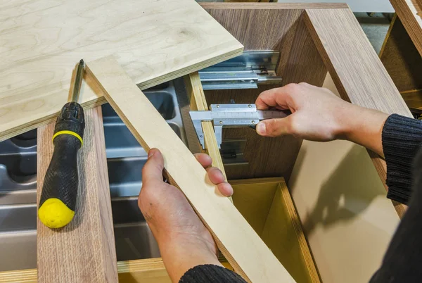 Montage van meubilair voor keuken — Stockfoto