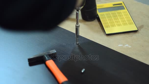 Montaje de herramientas eléctricas para muebles — Vídeo de stock