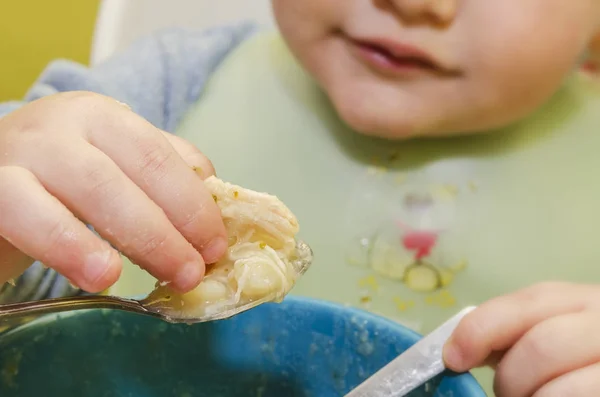 Criança comendo sopa — Fotografia de Stock