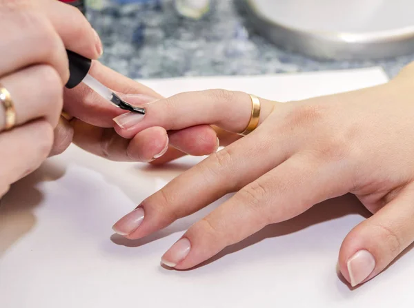 Meisje maakt manicure — Stockfoto