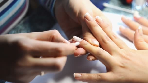 Menina faz manicure — Vídeo de Stock