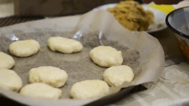 pişirme için bir fırın tepsisine hamur