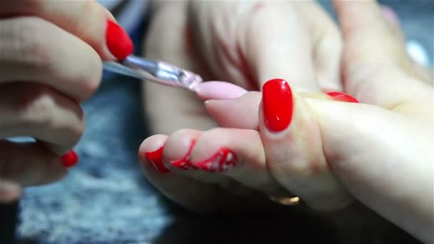 Menina faz manicure — Vídeo de Stock