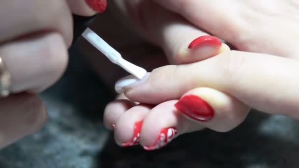 Menina faz manicure — Vídeo de Stock