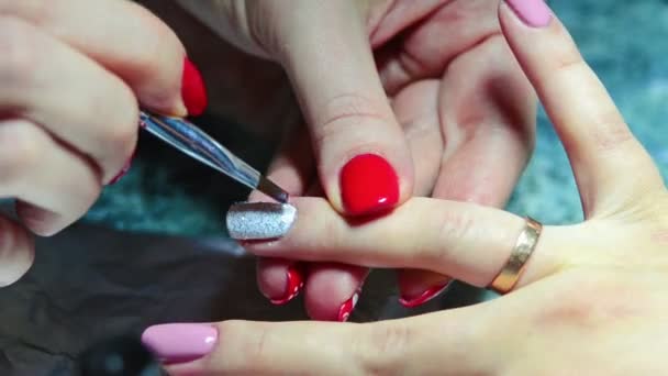 Meisje maakt manicure — Stockvideo