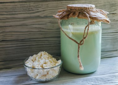 Ahşap arka plan üzerinde süt ürünleri