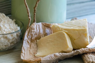 Ahşap arka plan üzerinde süt ürünleri