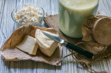 Ahşap arka plan üzerinde süt ürünleri