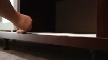 Gardrop bölmesi kapılarını ayarlama