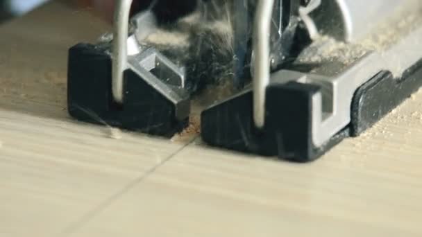 Електролобзик вирізає ламіновану дошку — стокове відео