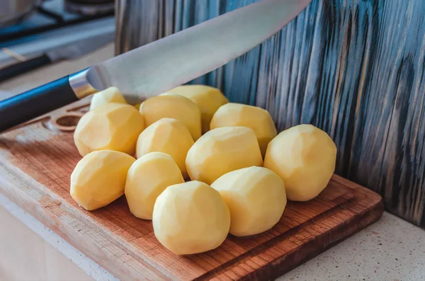 Patatas peladas crudas — Foto de Stock