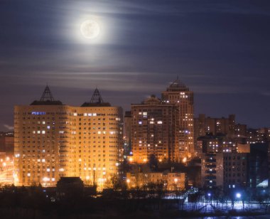 Akşam şehrinde dolunay.
