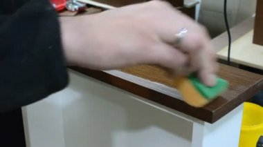Mobilya toplayıcı kutuları cephe mobilya küp üzerinde ayarlar.
