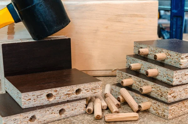 Taller de carpintería, procesos de trabajo, herramientas y piezas de trabajo — Foto de Stock