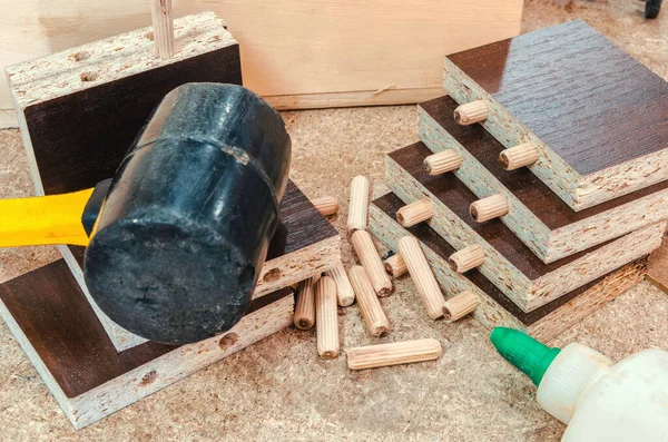 Taller de carpintería, procesos de trabajo, herramientas y piezas de trabajo — Foto de Stock