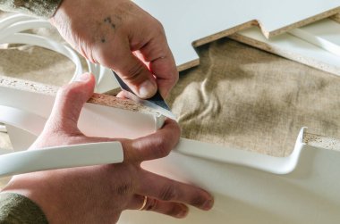 Marangoz mobilya üretimi için boşluklar işler