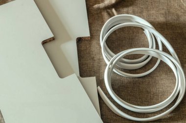 Marangoz mobilya üretimi için boşluklar işler