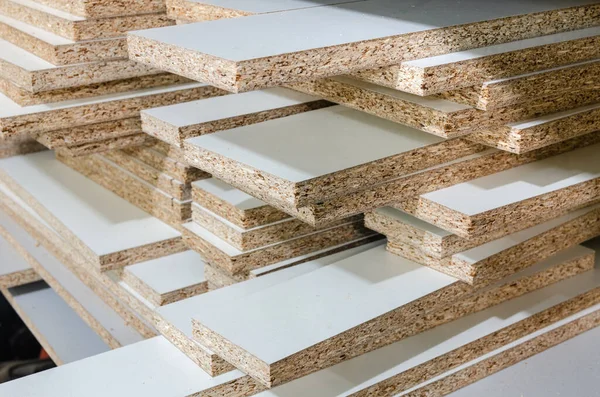 Spanplatten schneiden Teile für die Möbelproduktion — Stockfoto