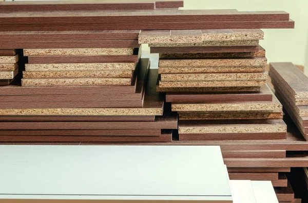 Peças de corte de aglomerado de papelão para produção de móveis — Fotografia de Stock