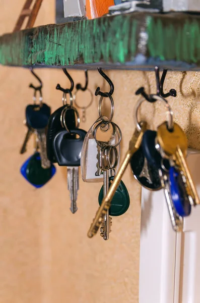 Sekumpulan kunci rumah tergantung pada kait seorang pembantu rumah tangga — Stok Foto