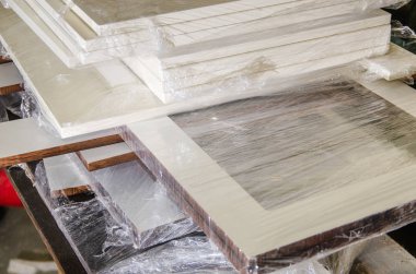 tahta yonga mobilya üretimi için parçalar kesti