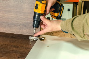 Mobilya cephesine bir mobilya tepe örtüsü kurulumu