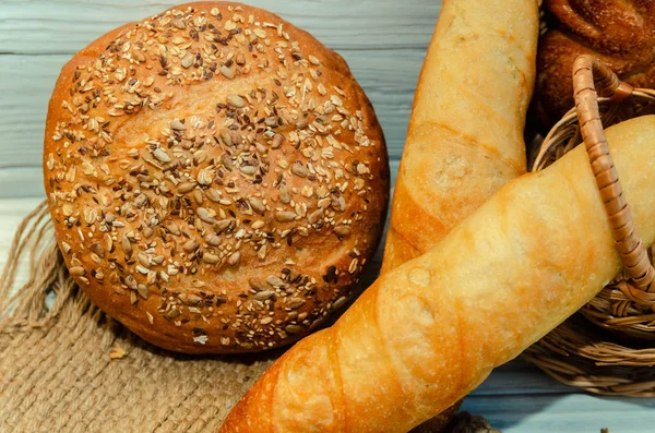 Tortas caseras rústicas, primer plano sobre fondo de madera — Foto de Stock