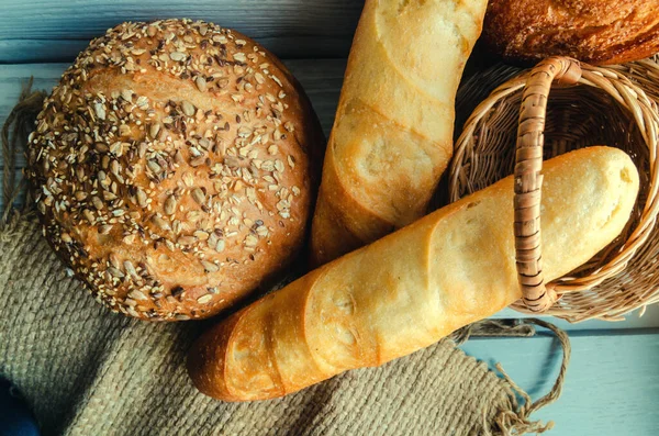 Tortas caseras rústicas, primer plano sobre fondo de madera — Foto de Stock