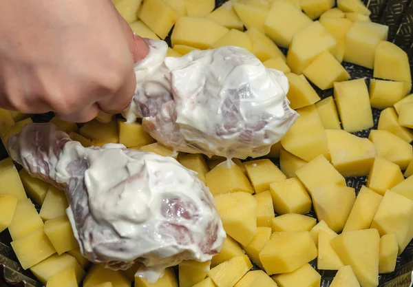 Готовить запеченную картошку с курицей в кислом сливочном соусе — стоковое фото