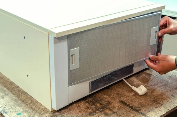 Vestavěná ventilační odsavač instalovaný v horním vedení kuchyňské linky — Stock fotografie