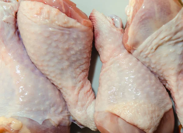 Tavuk, çiğ but, mutfakta yemek.