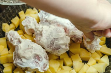 Ekşi kremalı tavuklu fırında patates.