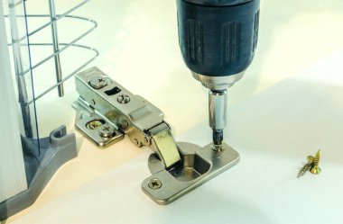 Mobilya cephesine bir mobilya tepe örtüsü kurulumu