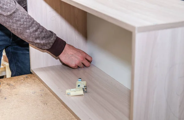 The carpenter processes the blanks for the manufacture of furniture — Stock Photo, Image