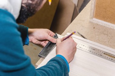 Marangoz mobilya üretimi için boşluklar işler