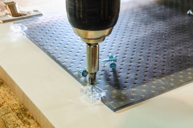 Marangoz mobilya üretimi için boşluklar işler