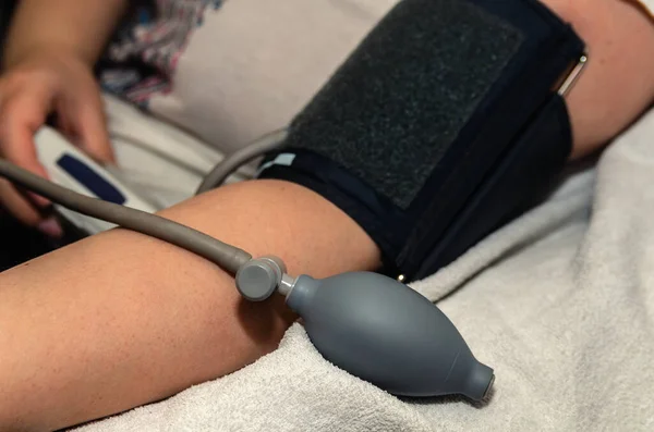 Blodtrycksmätning med hjälp av en blodtrycksmätare — Stockfoto