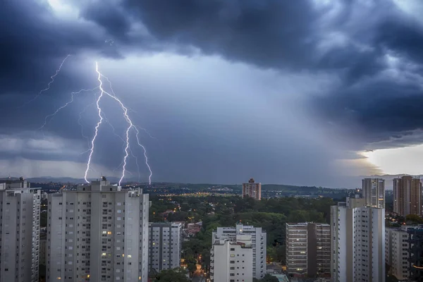 Fırtına şehir Sao Jose dos Campos, Sao Paulo, Brezilya, arka planda cıvata ve yağmur ile