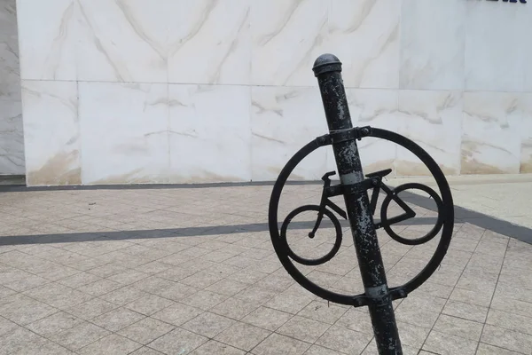 Bisiklet işareti açık yerde park