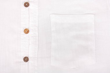 Hindistan cevizi kabuğu düğmesi ile pamuk rahat gömlek cebinde