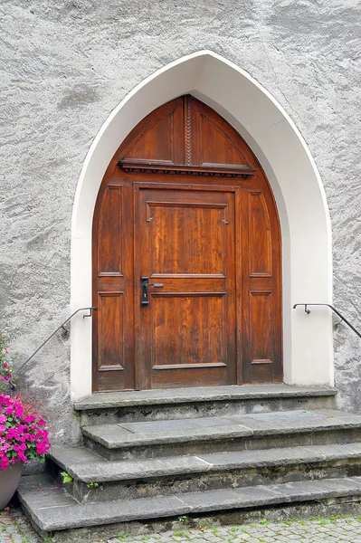 Старі дерев'яні церковні двері зі сходами — стокове фото