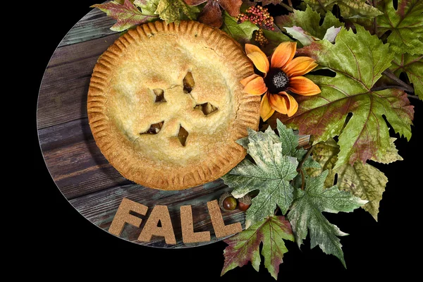 Jablečný koláč s listy na podzim — Stock fotografie