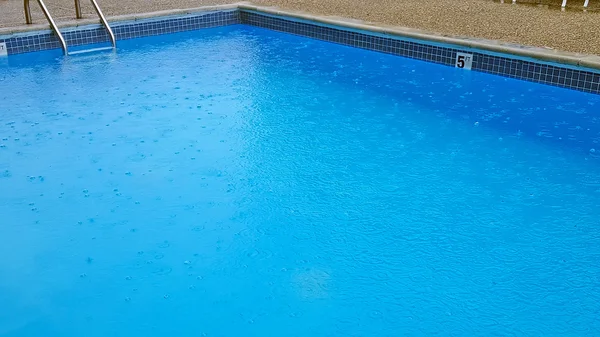 雨滴落在游泳池上 — 图库照片