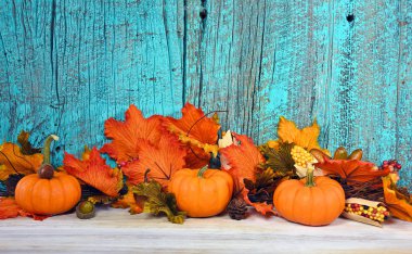 sonbahar yaprakları ve rustik ahşap üzerine kabaklar