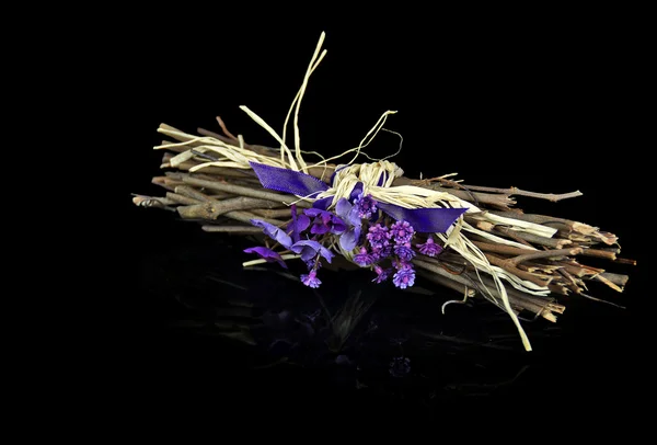 Buquê violeta no pacote de galho — Fotografia de Stock