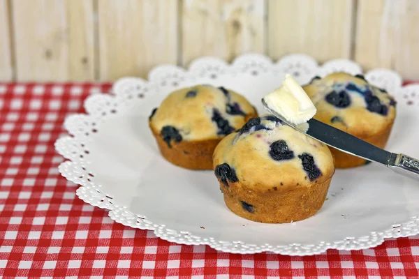 Muffin ai mirtilli con burro — Foto Stock