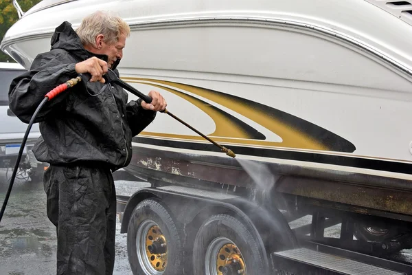 Ο άνθρωπος χρησιμοποιώντας πλυντήριο δύναμης για να καθαρίσετε το σκάφος — Φωτογραφία Αρχείου